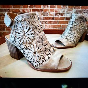 Vince Camuto Sandy Silver Lasercut Leather Kalison Heeled Sandal 7 New